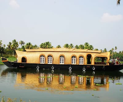 https://imgcld.yatra.com/ytimages/image/upload/t_hotel_yatra_city_desktop/v1426770012/Domestic Hotels/Hotels_Alleppey/River Queen Houseboat/Copy_of_RQ_1_032.jpg